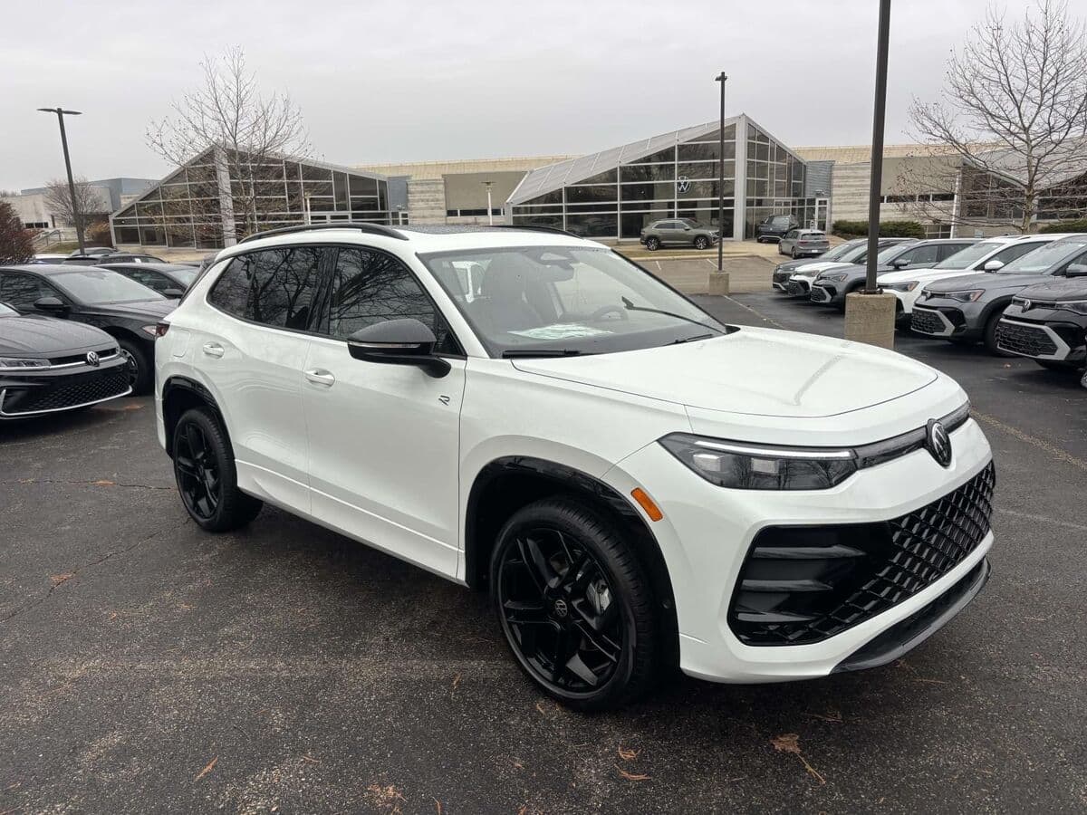 2026 Volkswagen Tiguan SE R-Line Black — photo 1 of 32