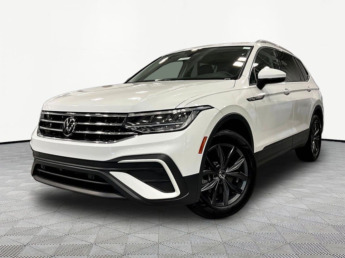 2023 Volkswagen Tiguan SE — photo 1 of 35