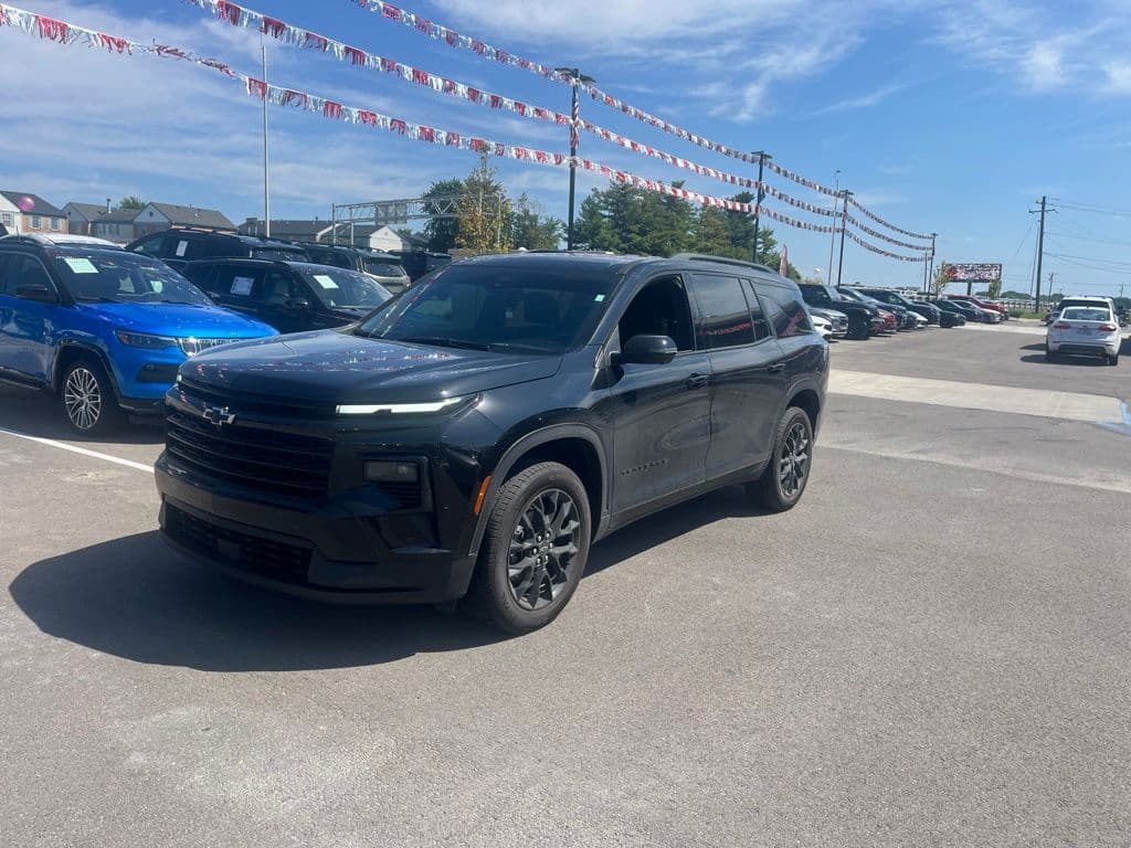 2024 Chevrolet Traverse FWD LT — photo 1 of 26