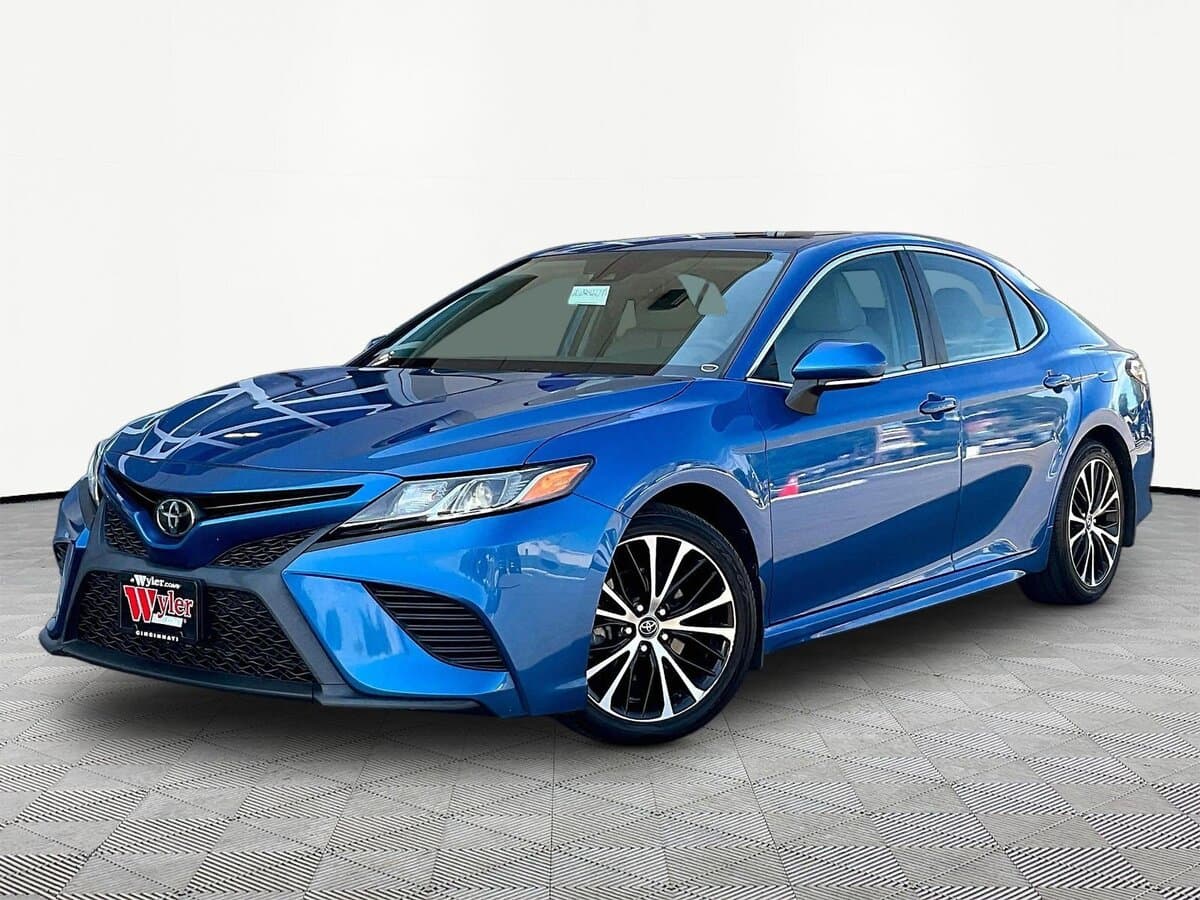 2020 Toyota Camry SE — photo 1 of 33