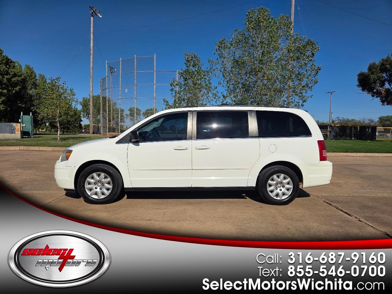 2010 Chrysler Town & Country LX — photo 1 of 38
