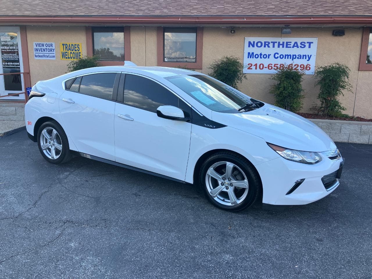 2019 Chevrolet Volt LT — photo 1 of 42
