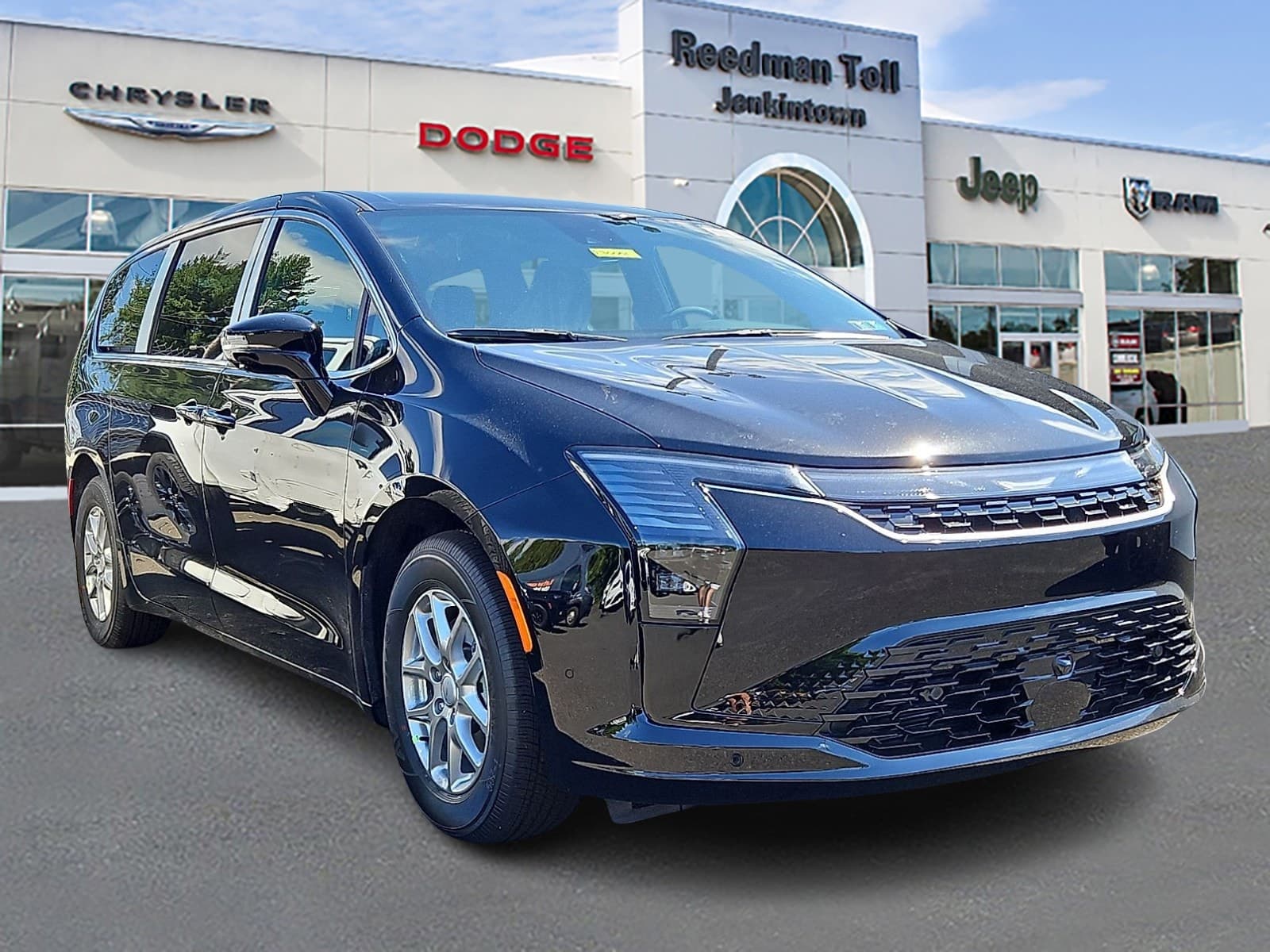 2027 Chrysler Pacifica Select — photo 1 of 13