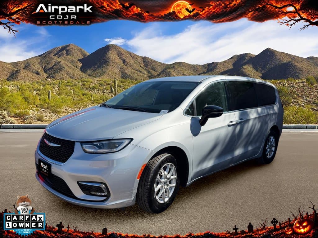 2024 Chrysler Pacifica Touring L — photo 1 of 12