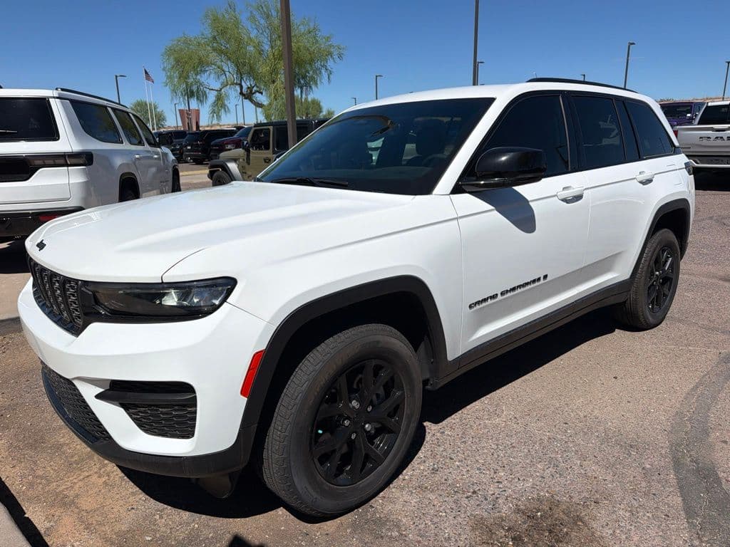 2025 Jeep Grand Cherokee Altitude — photo 1 of 7