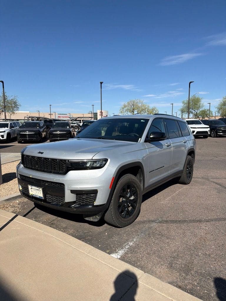 2024 Jeep Grand Cherokee L Altitude — photo 1 of 5