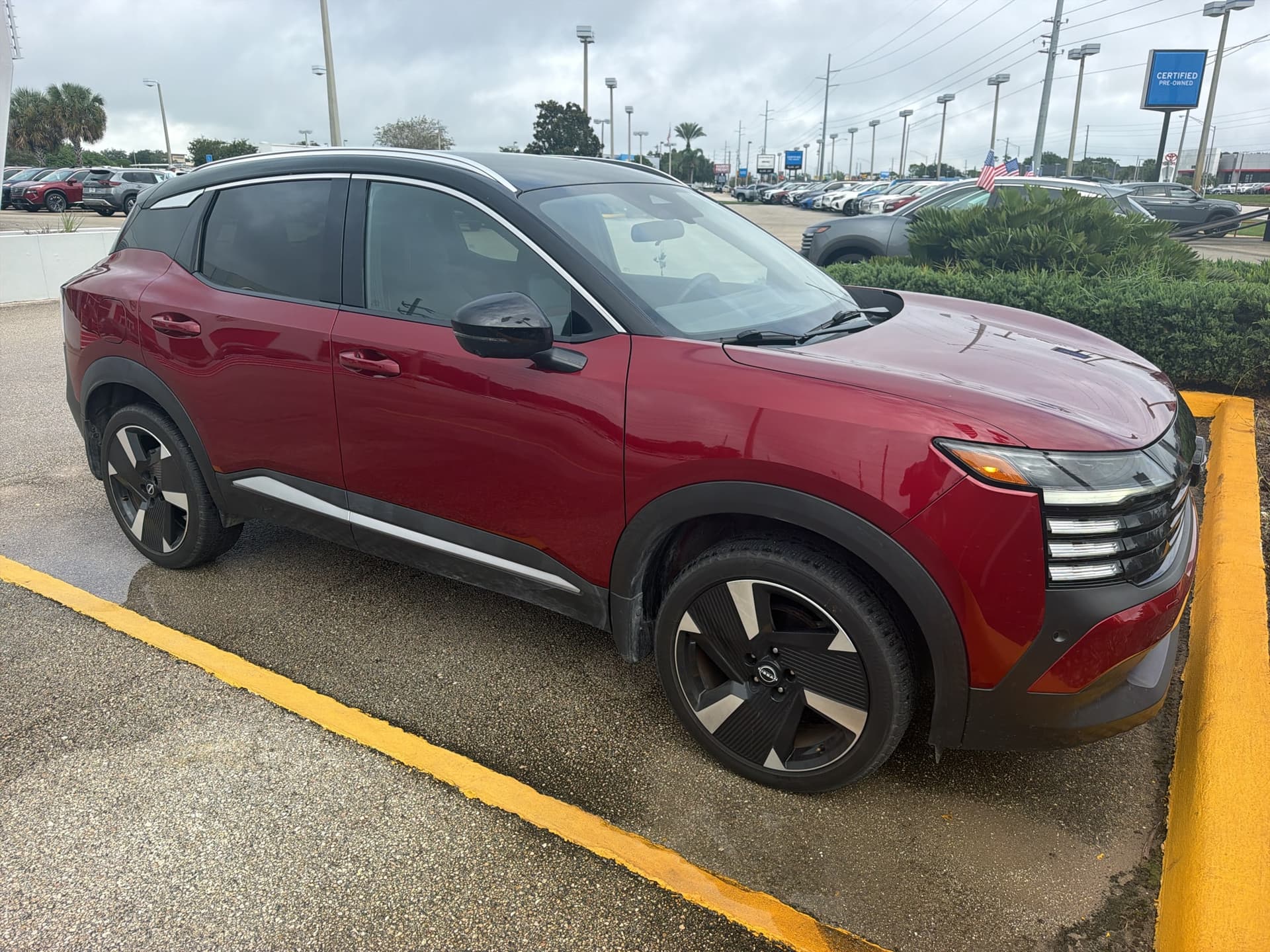 2025 Nissan Kicks SR — photo 1 of 3