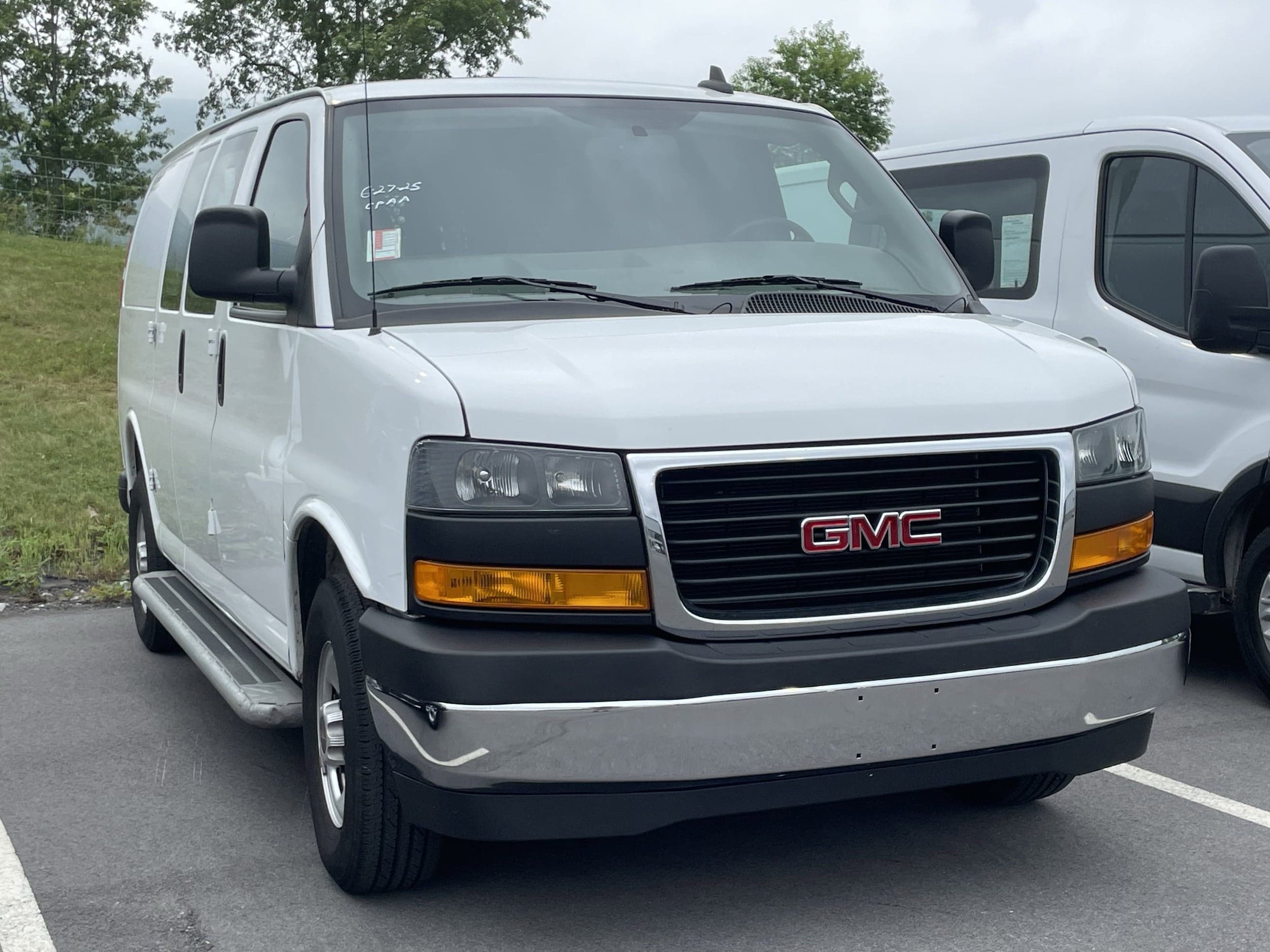 Foto de 2023 GMC Savana Cargo Van Work Van