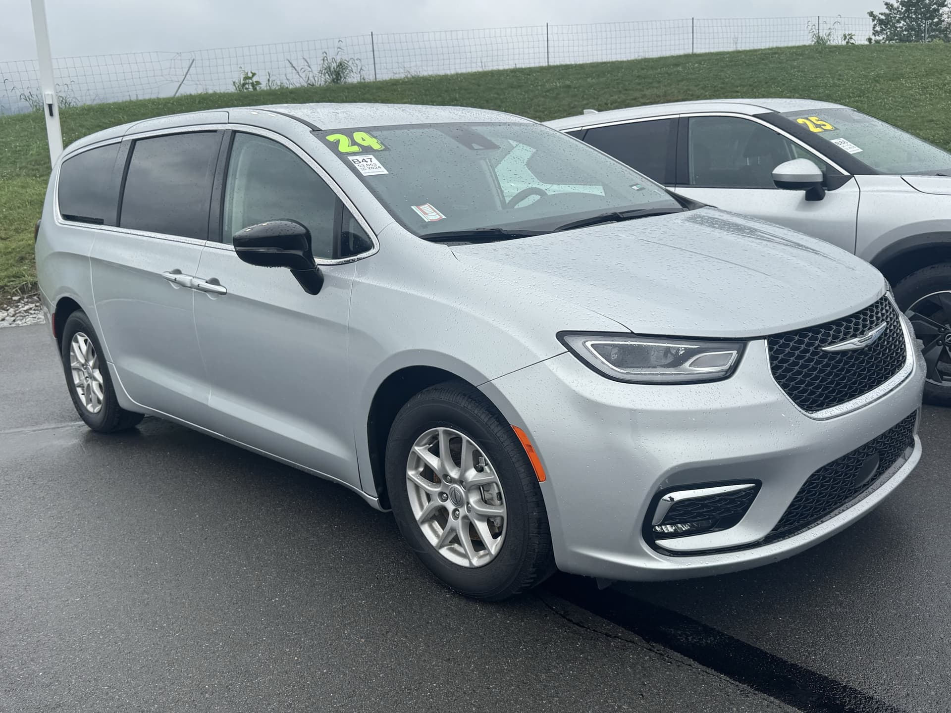2024 Chrysler Pacifica Touring L — photo 1 of 3