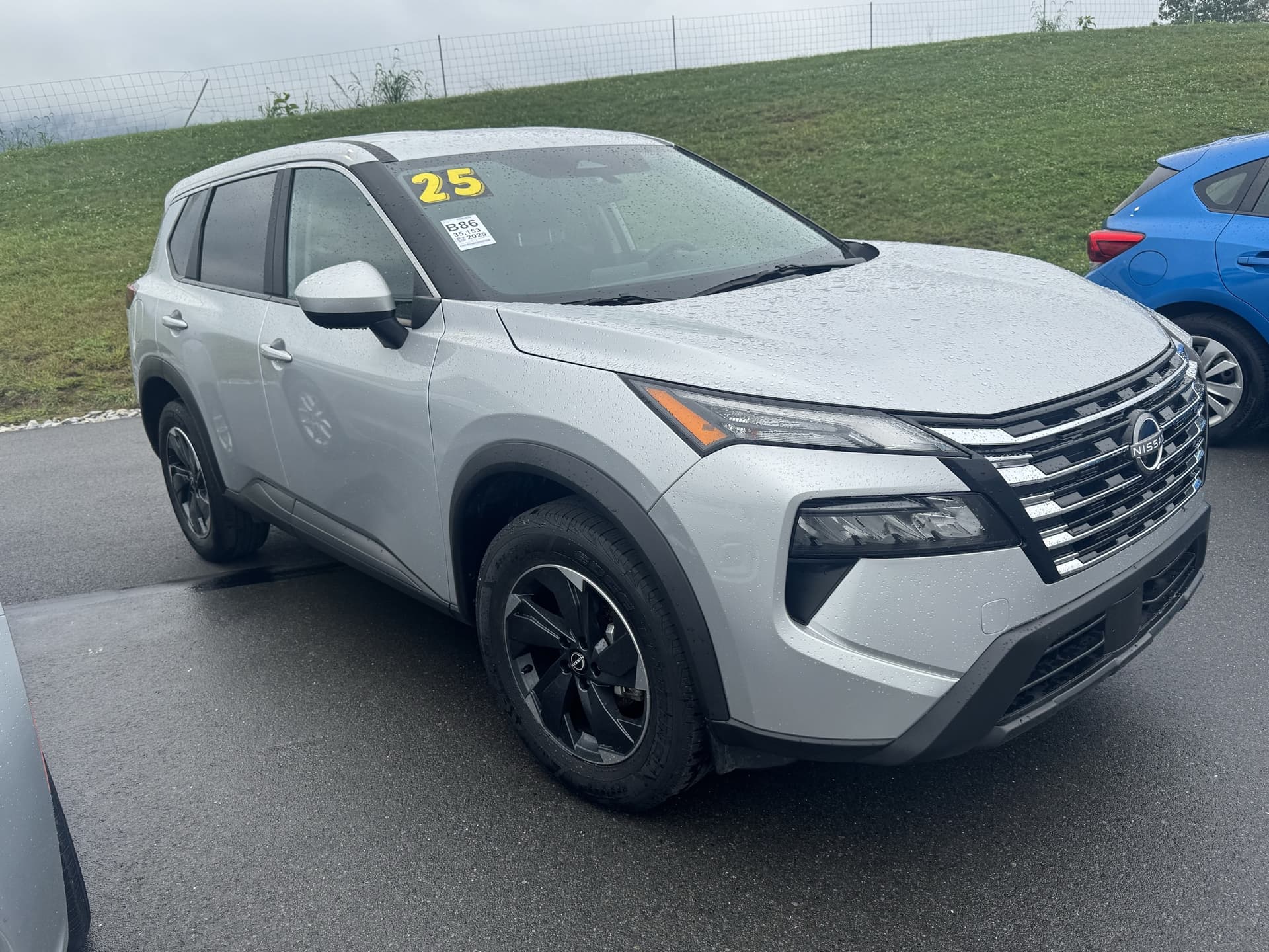 2025 Nissan Rogue SV — photo 1 of 3