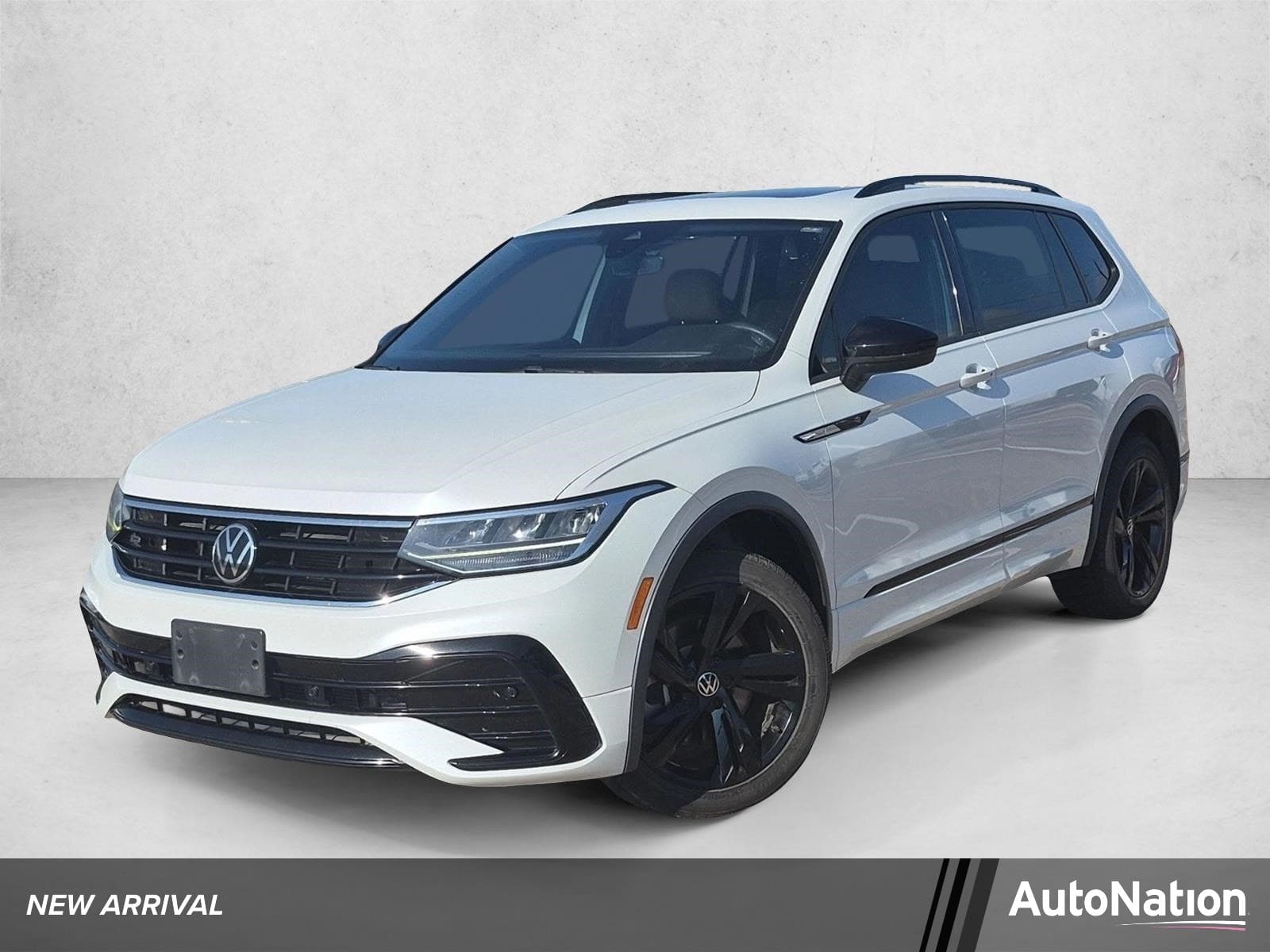2023 Volkswagen Tiguan SE R-Line Black — photo 1 of 15