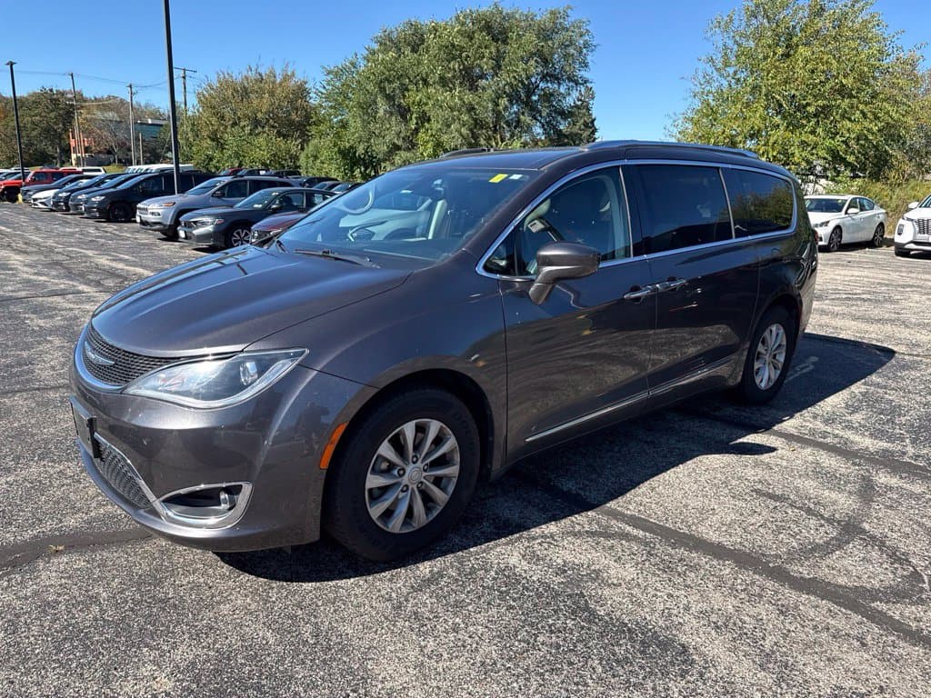 2018 Chrysler Pacifica Touring L — photo 1 of 5