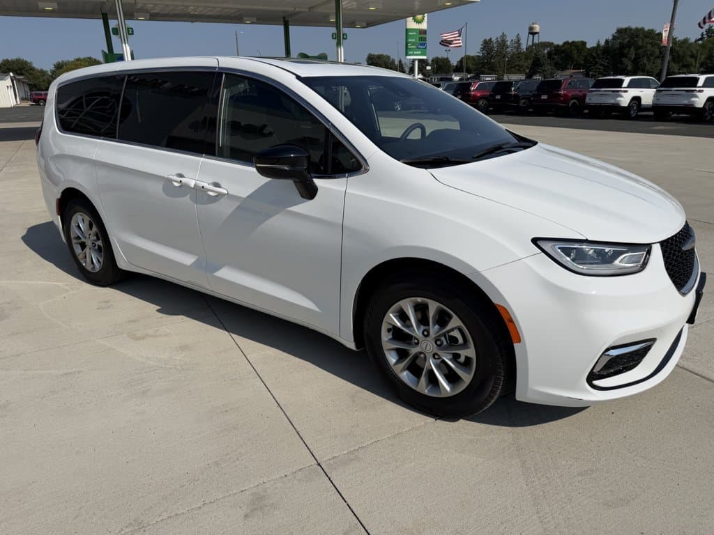 2026 Chrysler Pacifica Limited — photo 1 of 22