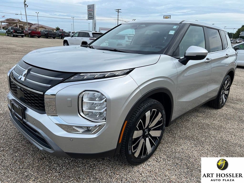 2025 Mitsubishi Outlander Base — photo 1 of 44