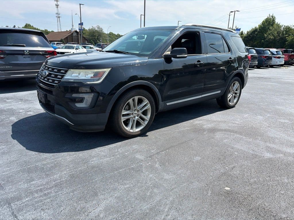 2017 Ford Explorer XLT — photo 1 of 7