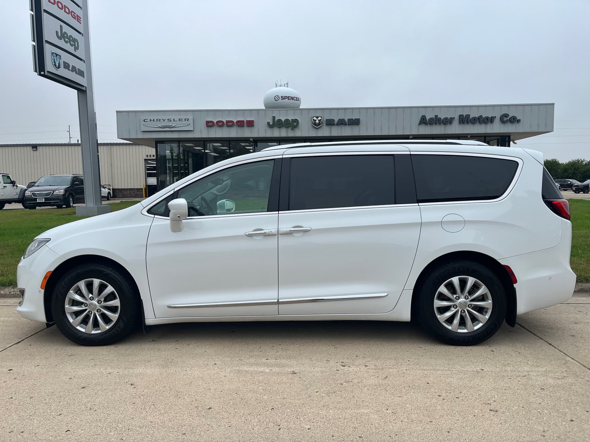2018 Chrysler Pacifica Touring L — photo 1 of 32