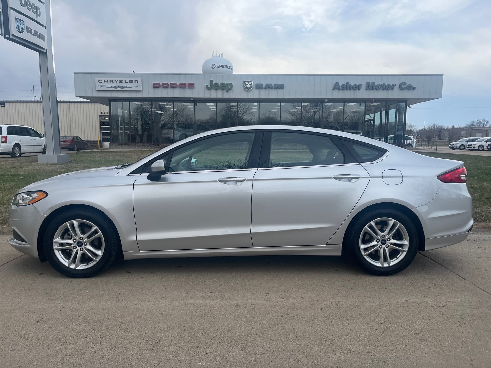 2018 Ford Fusion SE — photo 1 of 26