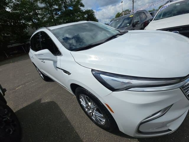 2023 Buick Enclave Essence — photo 1 of 3