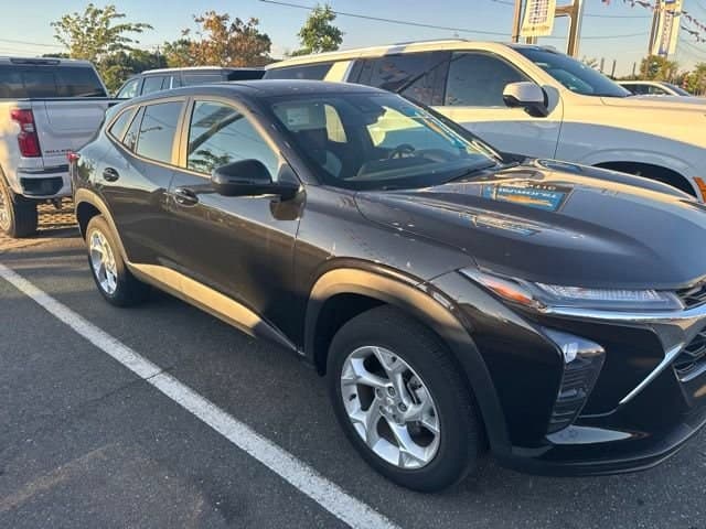 2024 Chevrolet Trax LS — photo 1 of 4
