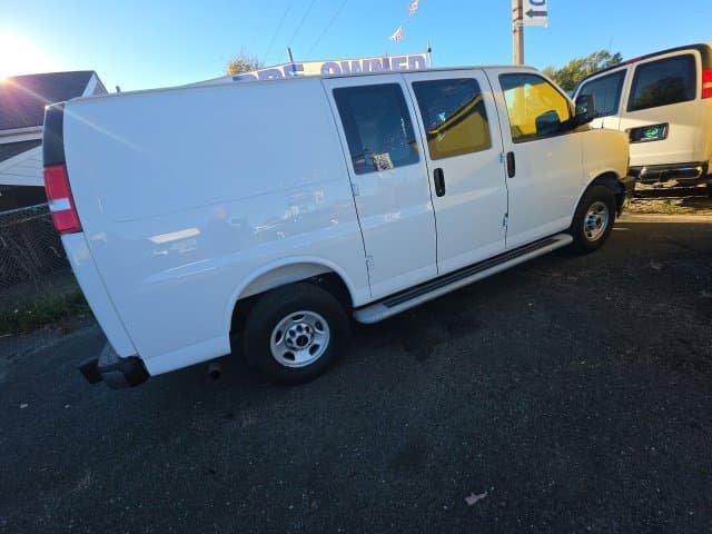 2025 GMC Savana Cargo Van Base — photo 1 of 4