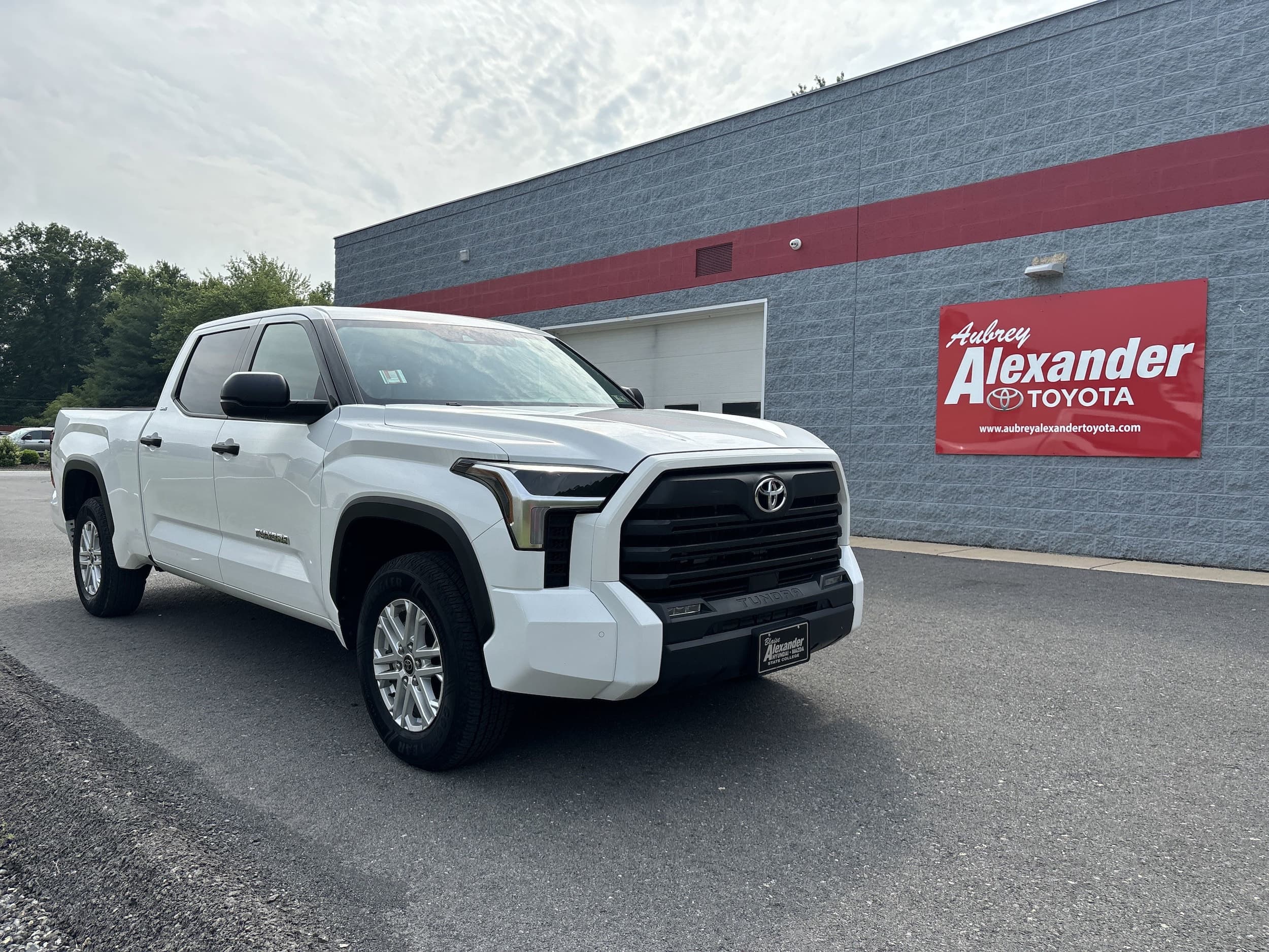 Foto de 2022 Toyota Tundra 4WD SR5 3.5L V6