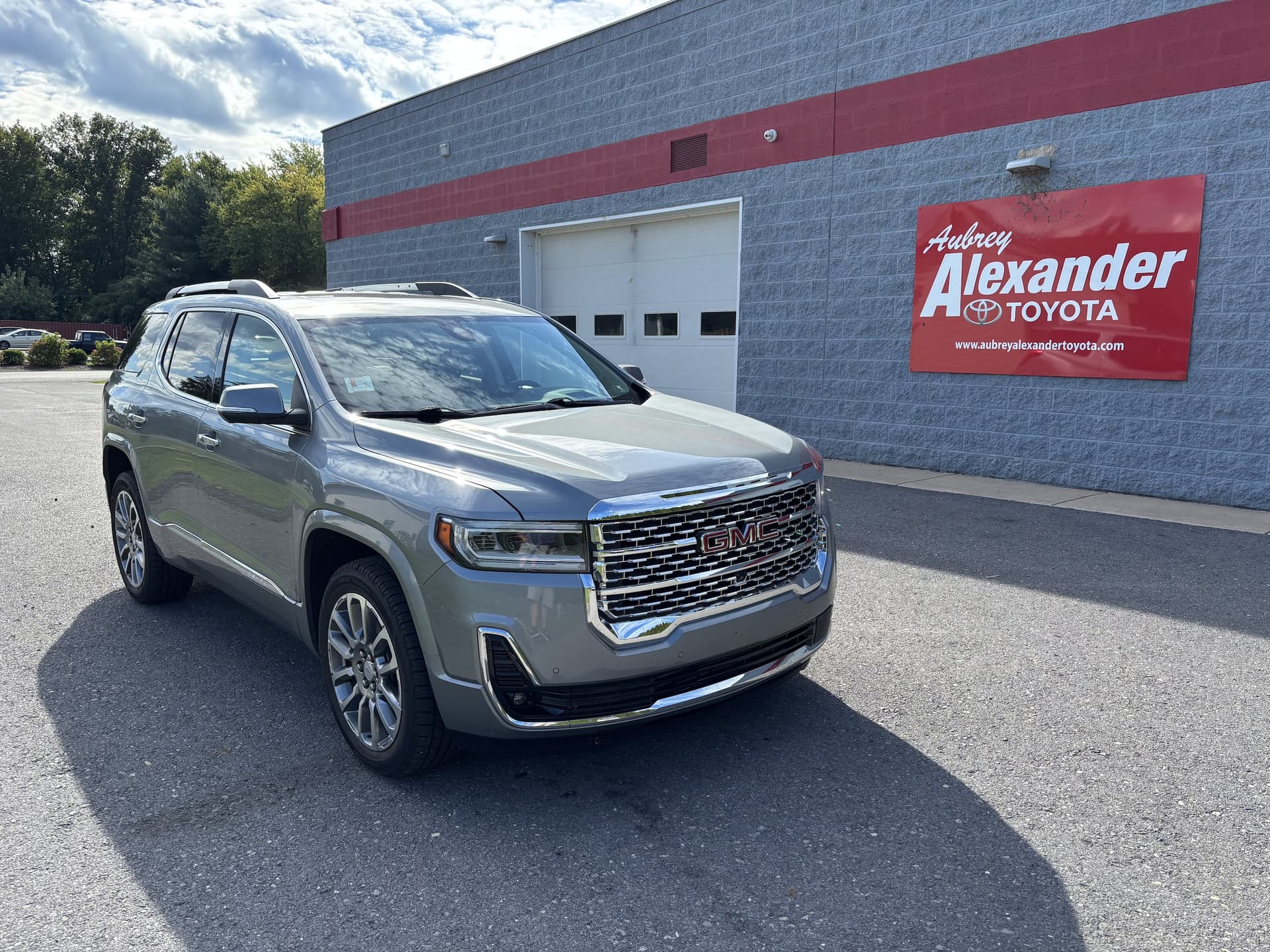 2023 GMC Acadia Denali — photo 1 of 31