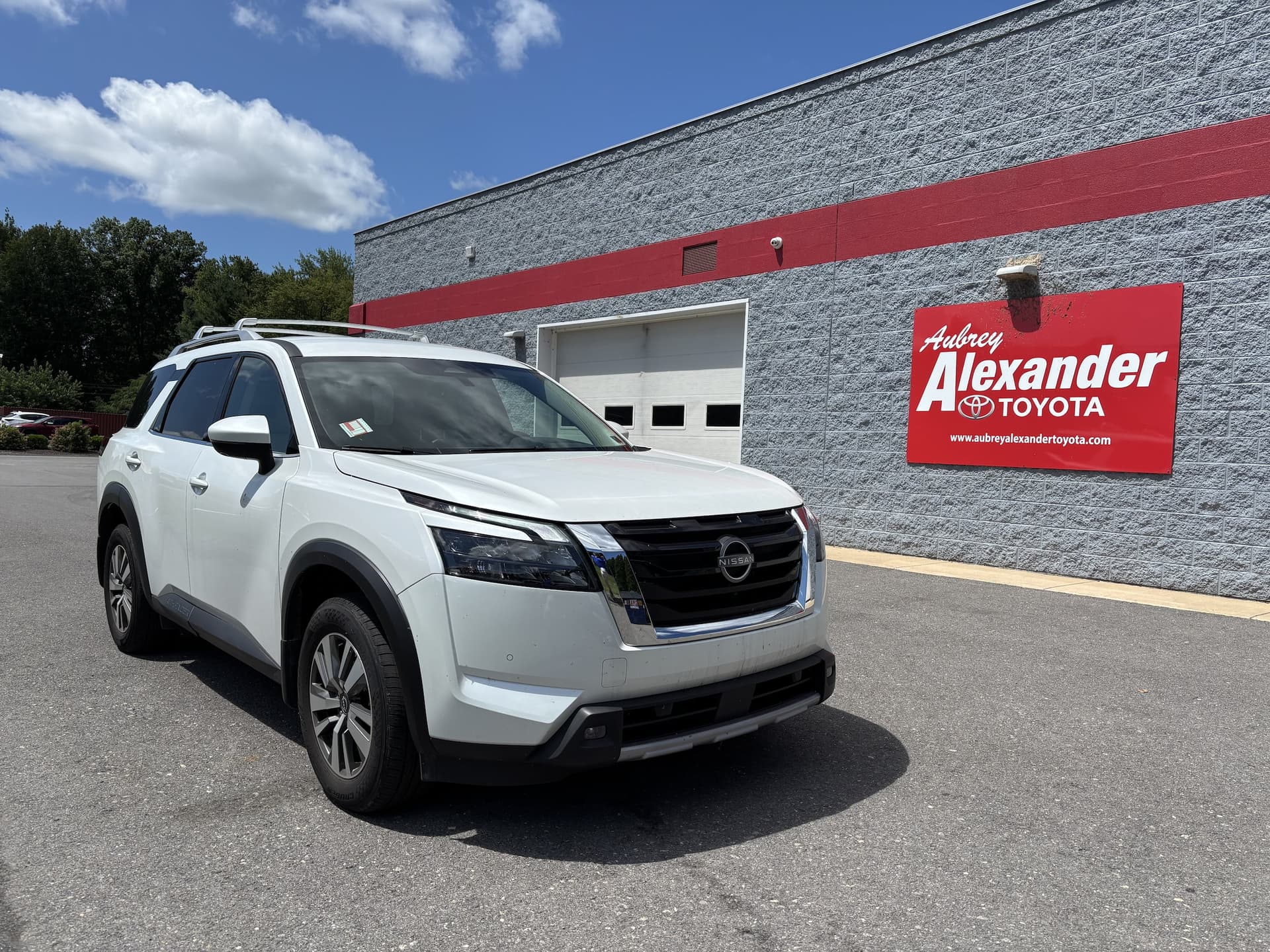 2025 Nissan Pathfinder SL — photo 1 of 31