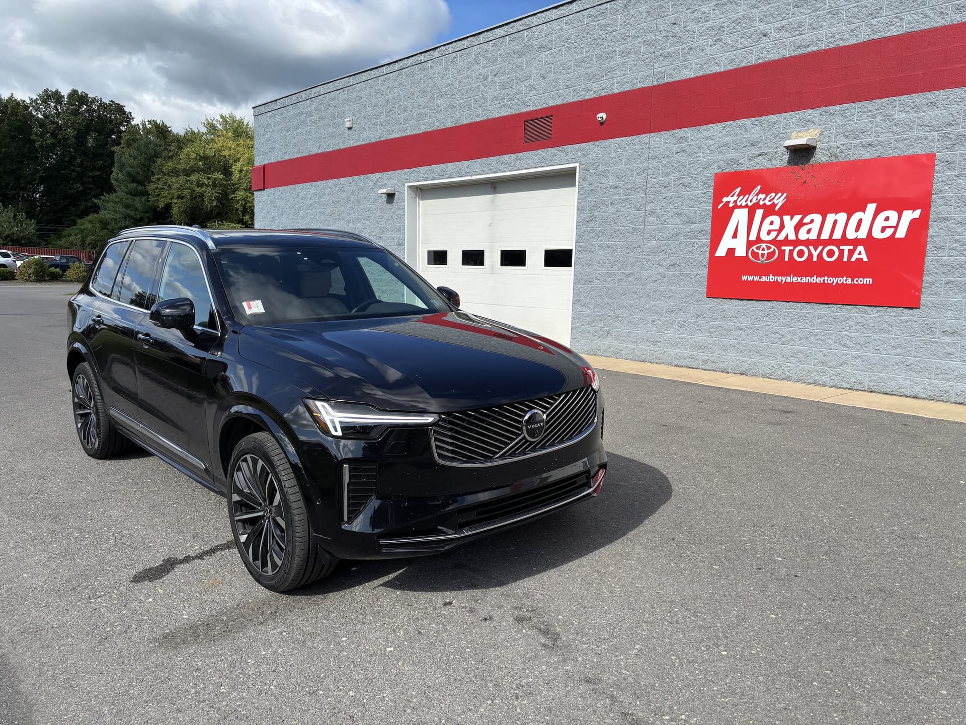 2025 Volvo XC90 Plus — photo 1 of 28