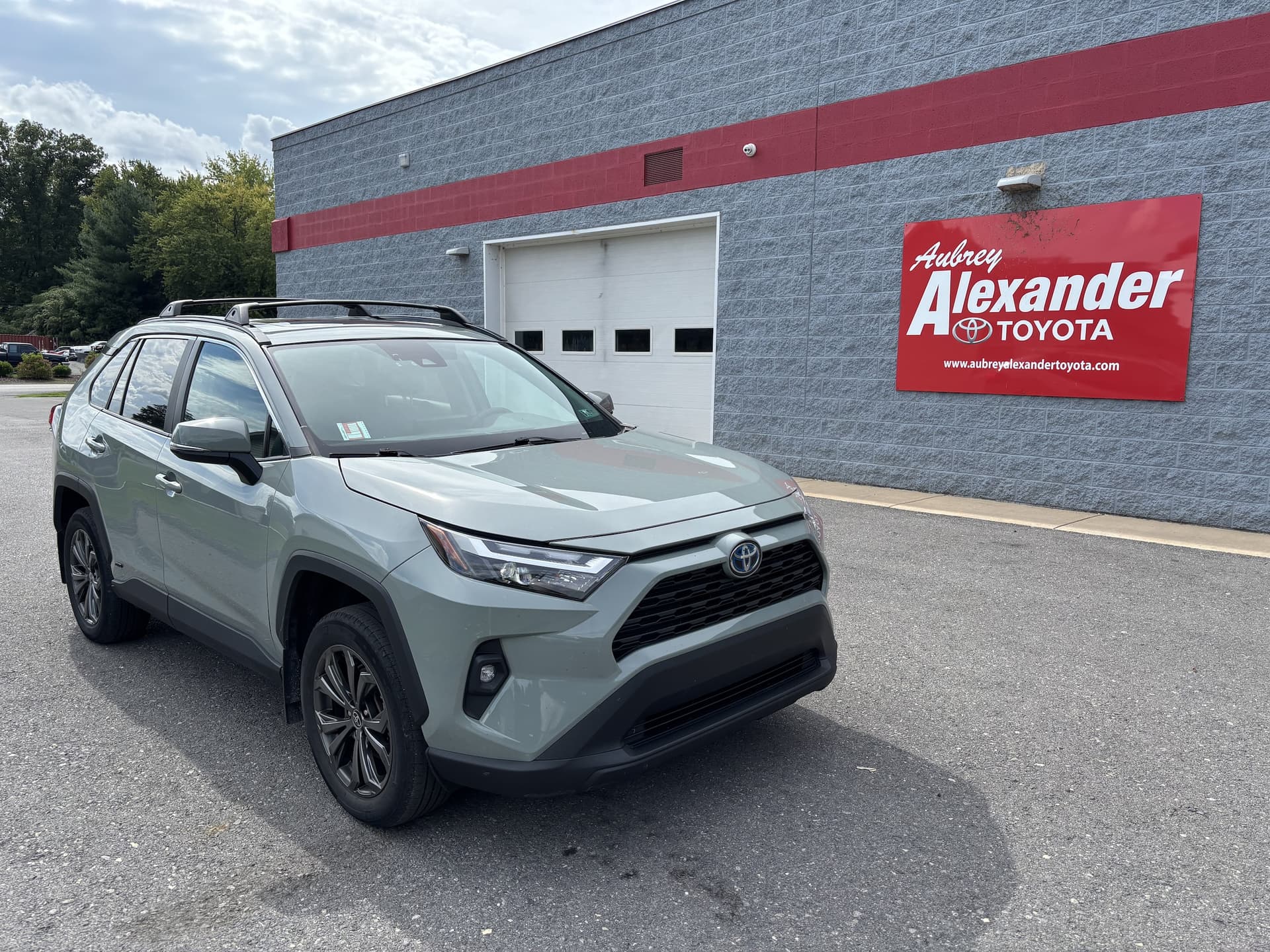 2023 Toyota RAV4 XLE Premium — photo 1 of 12