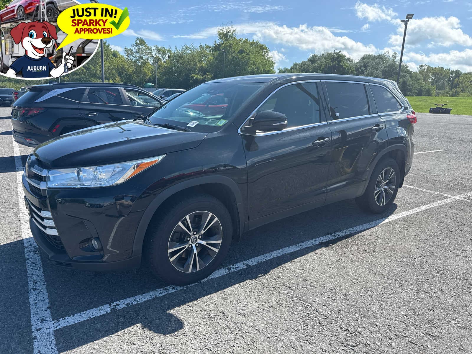 2019 Toyota Highlander LE — photo 1 of 6
