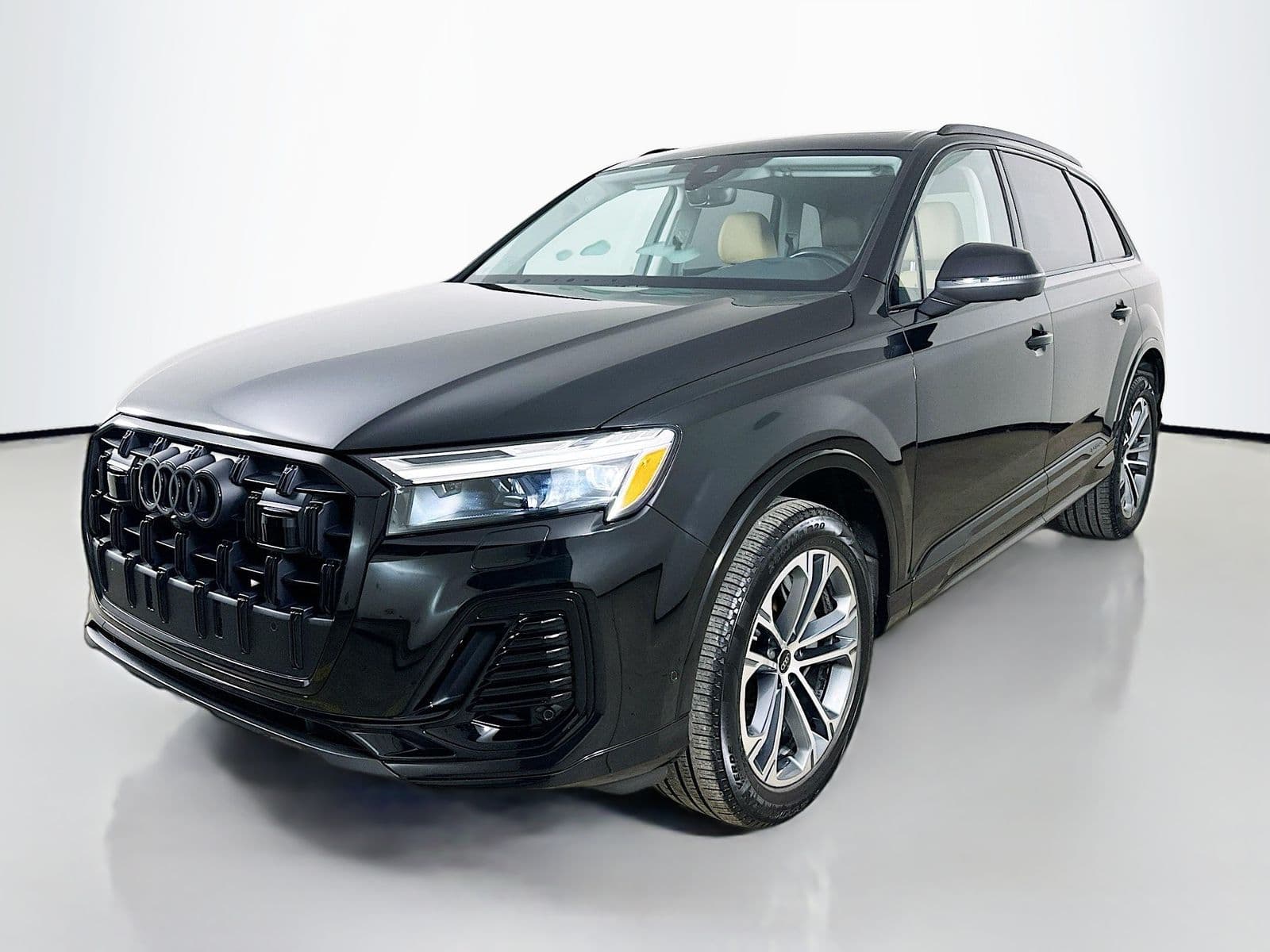 2025 Audi Q7 45 Premium Plus — photo 1 of 48