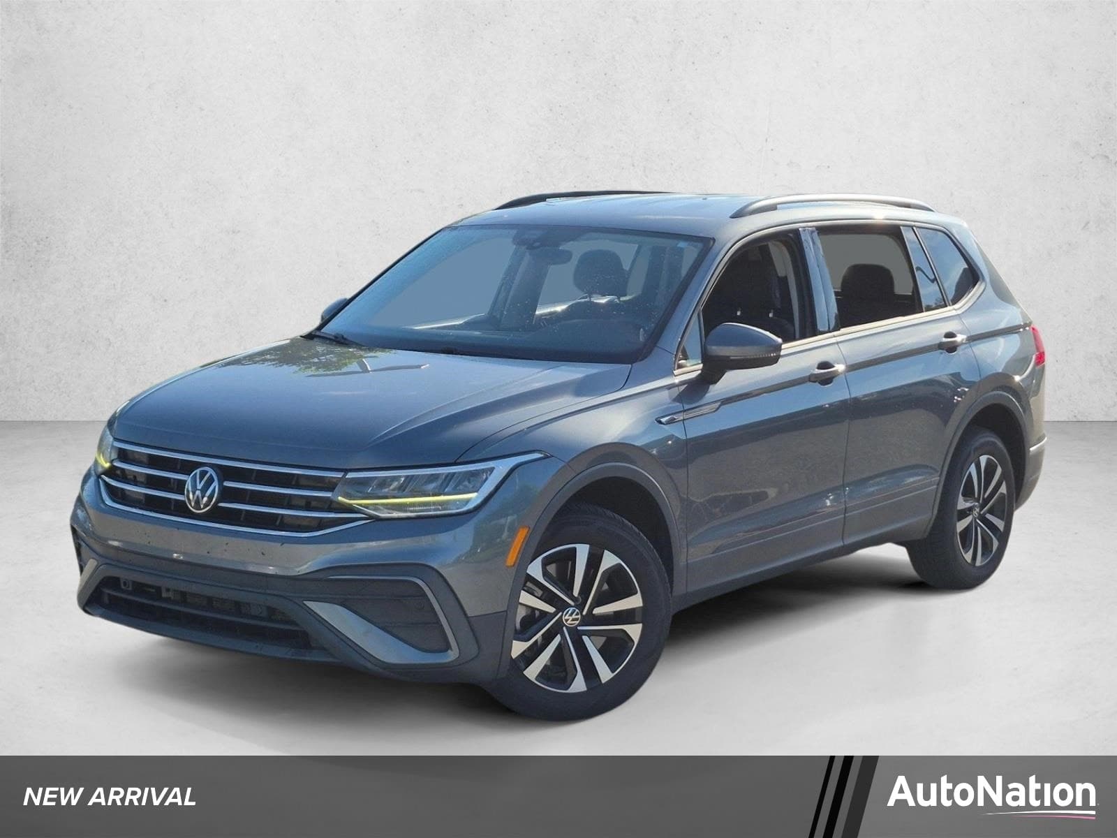 2022 Volkswagen Tiguan SE — photo 1 of 15