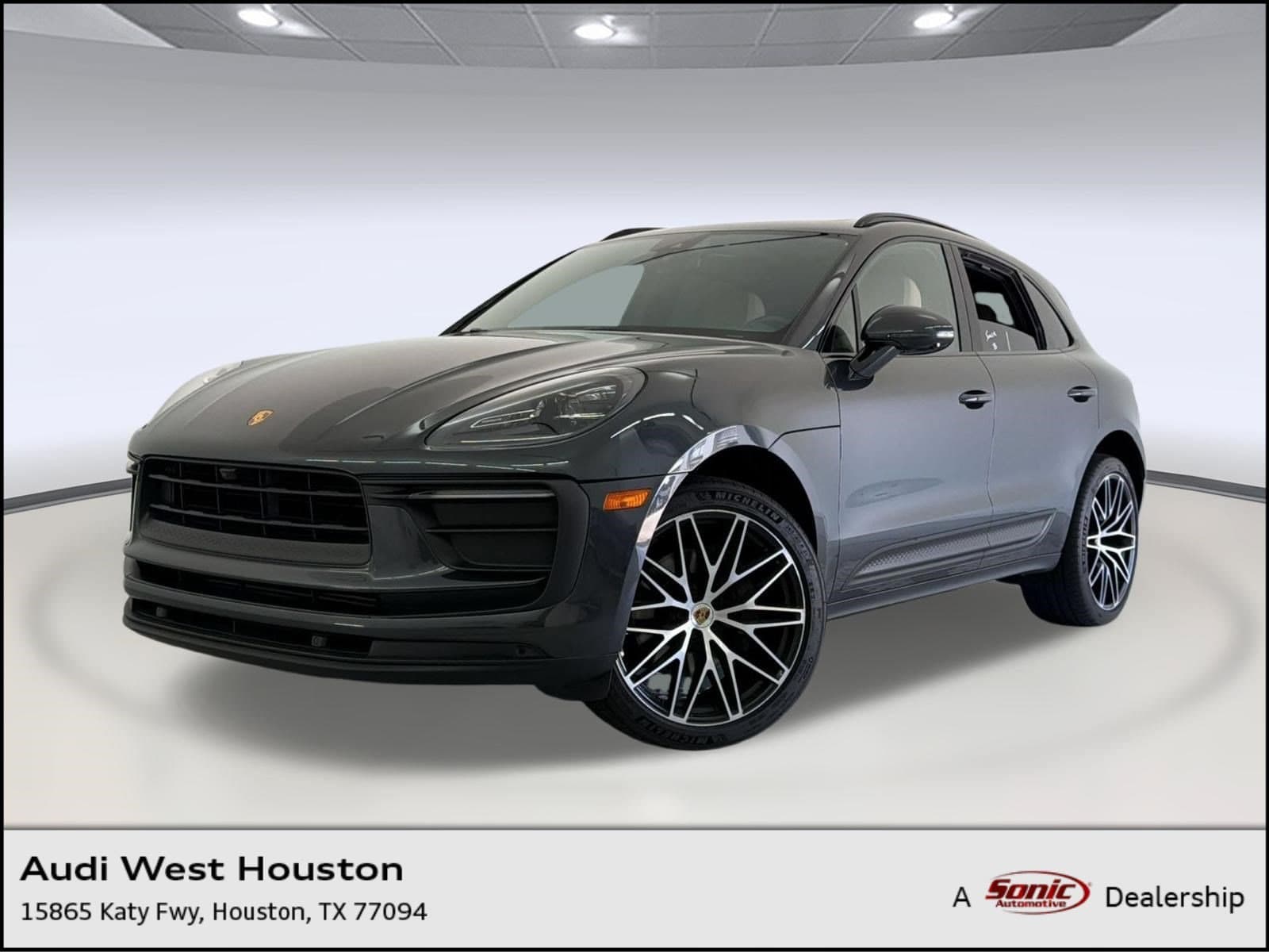 2022 Porsche Macan Macan (AWD) — photo 1 of 31