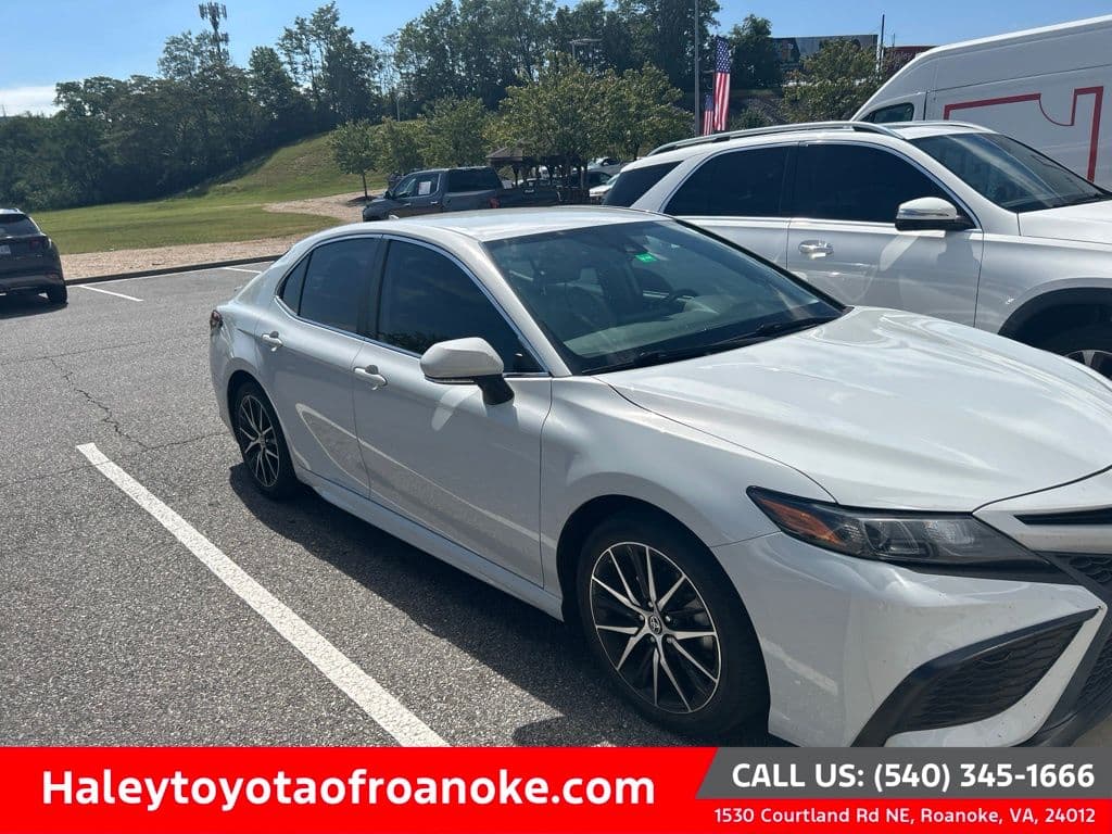 2022 Toyota Camry SE — photo 1 of 6