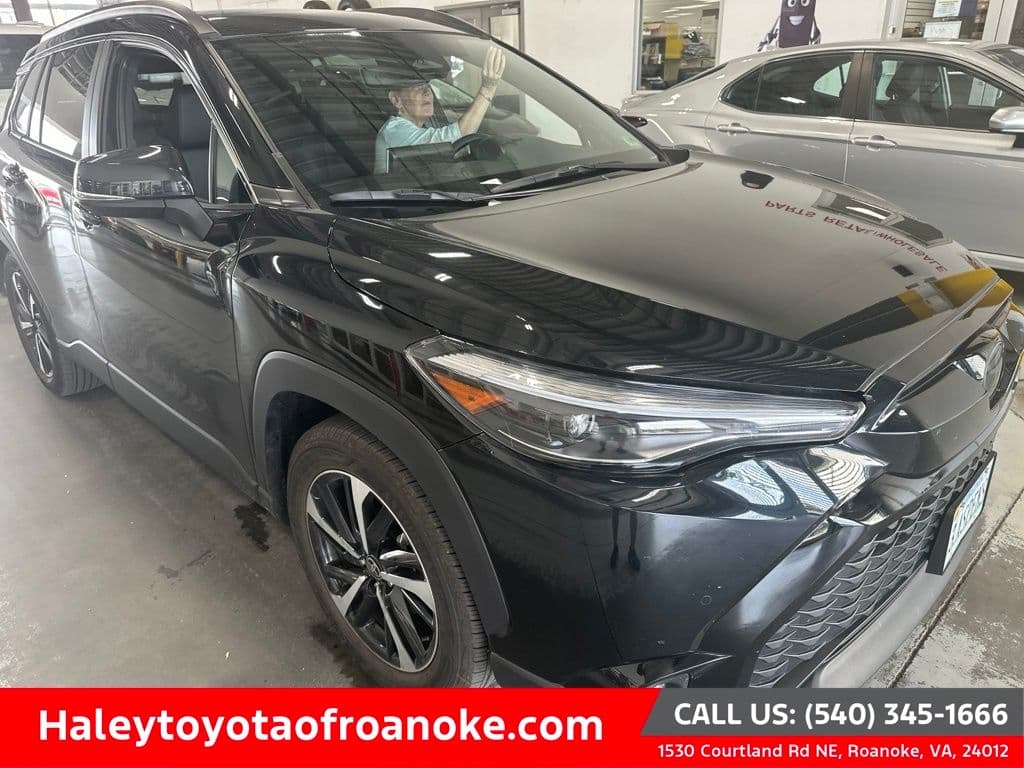2025 Toyota Corolla Cross Hybrid XSE — photo 1 of 6
