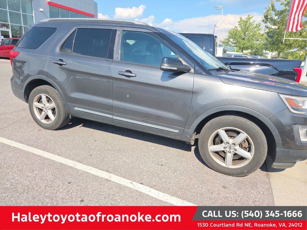 2017 Ford Explorer XLT — photo 1 of 5