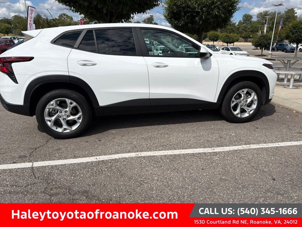 2024 Chevrolet Trax LS — photo 1 of 5