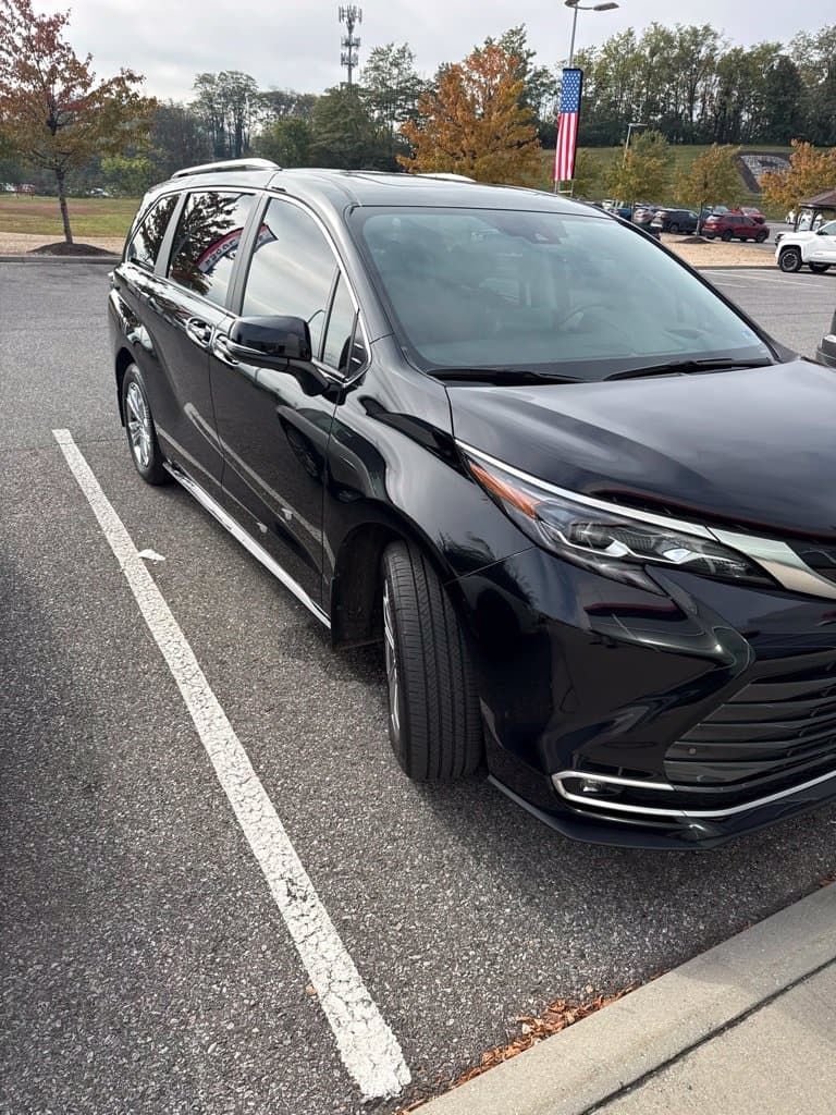 2024 Toyota Sienna Platinum — photo 1 of 8