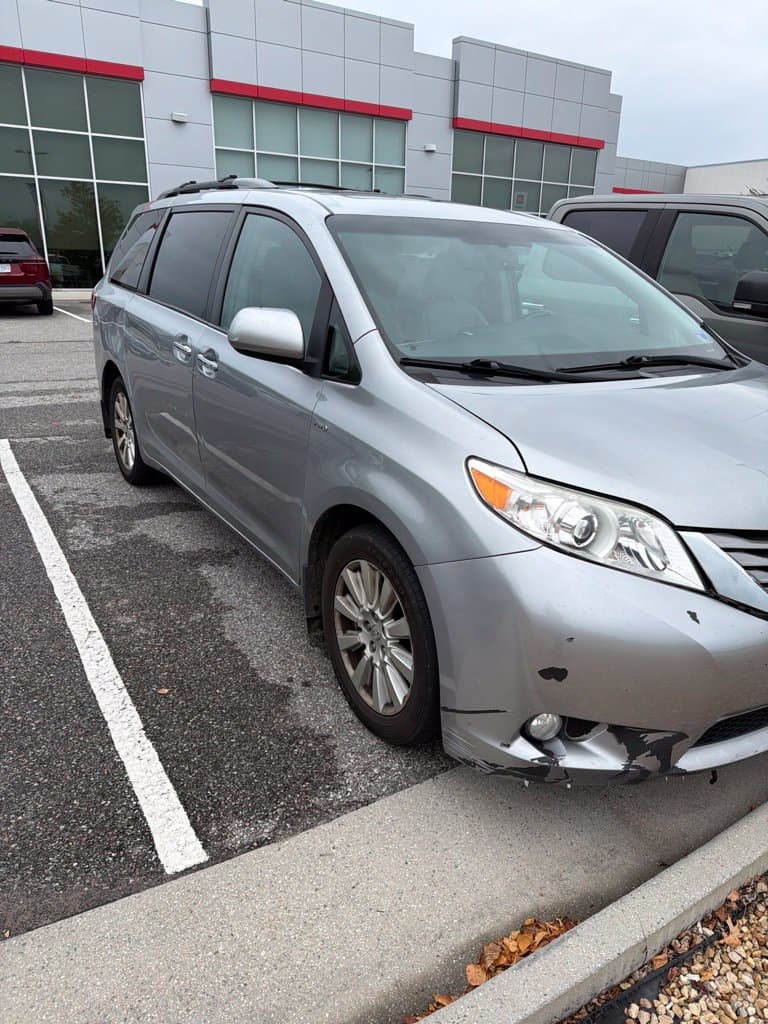 2017 Toyota Sienna XLE — photo 1 of 8