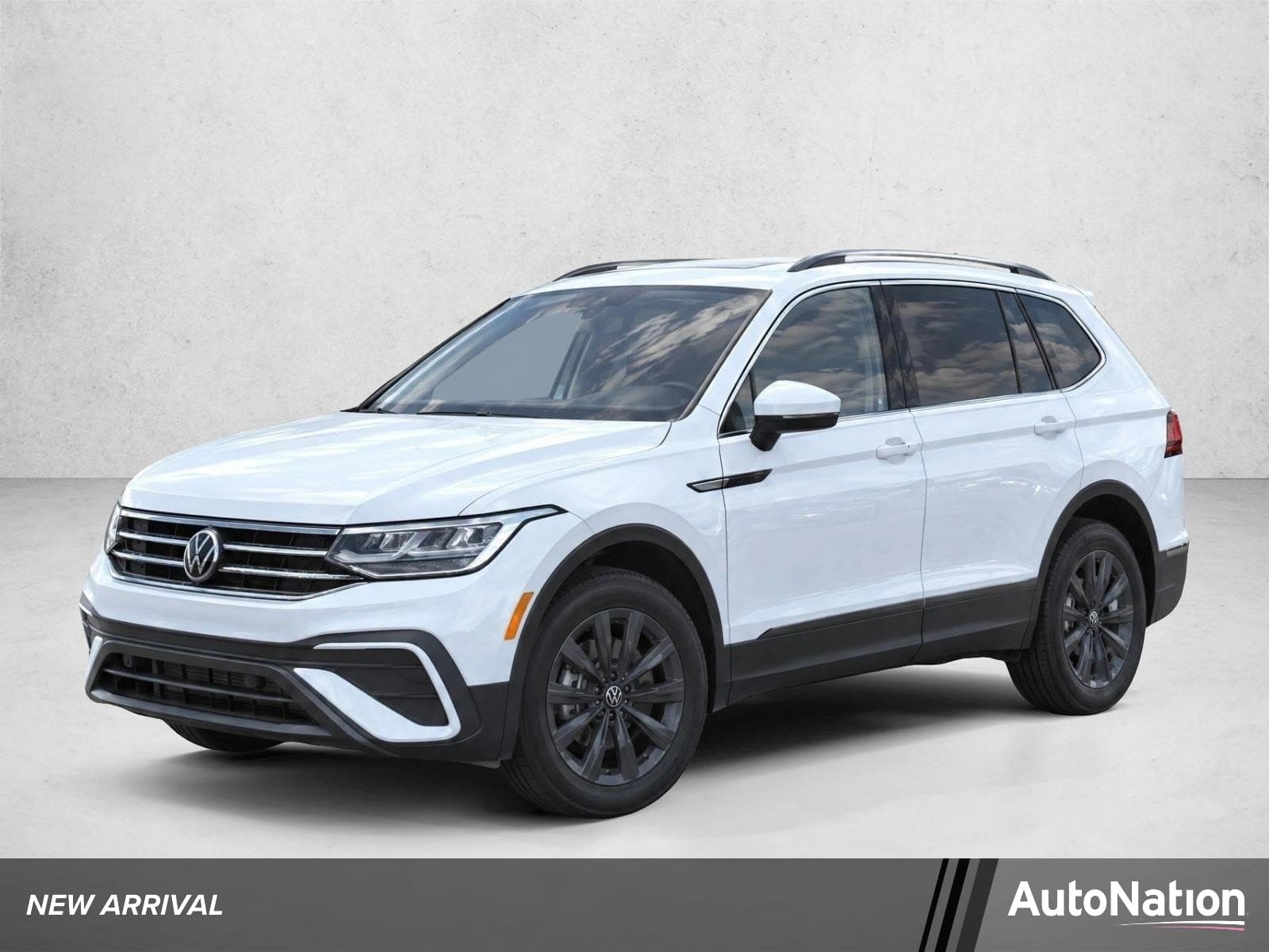 2024 Volkswagen Tiguan SE — photo 1 of 8