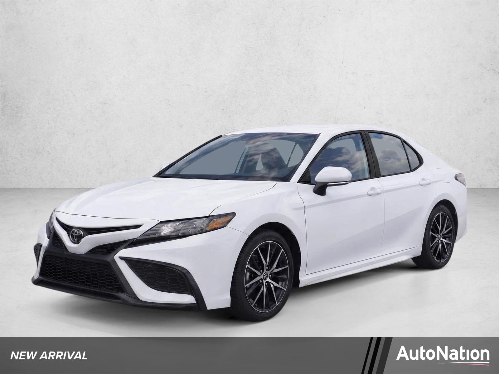 2023 Toyota Camry SE — photo 1 of 8