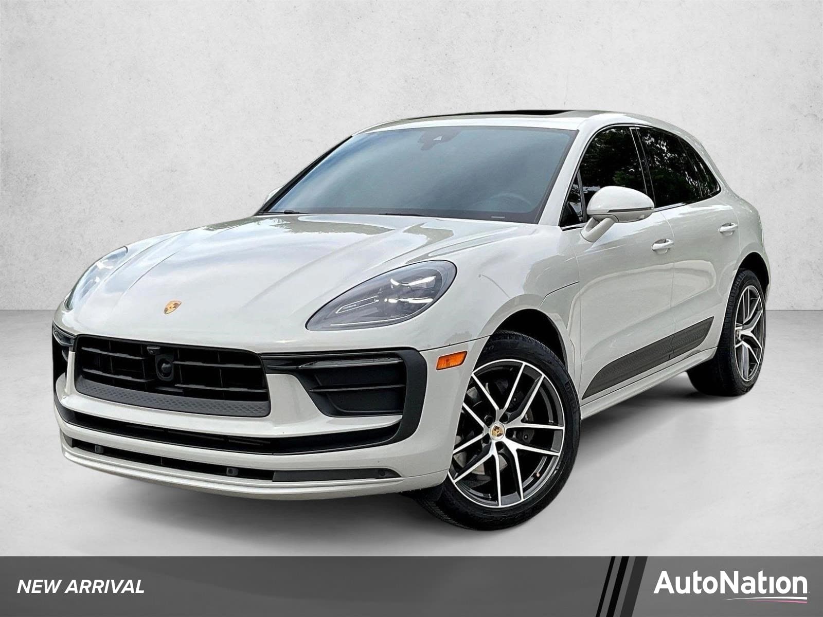 2024 Porsche Macan T — photo 1 of 30