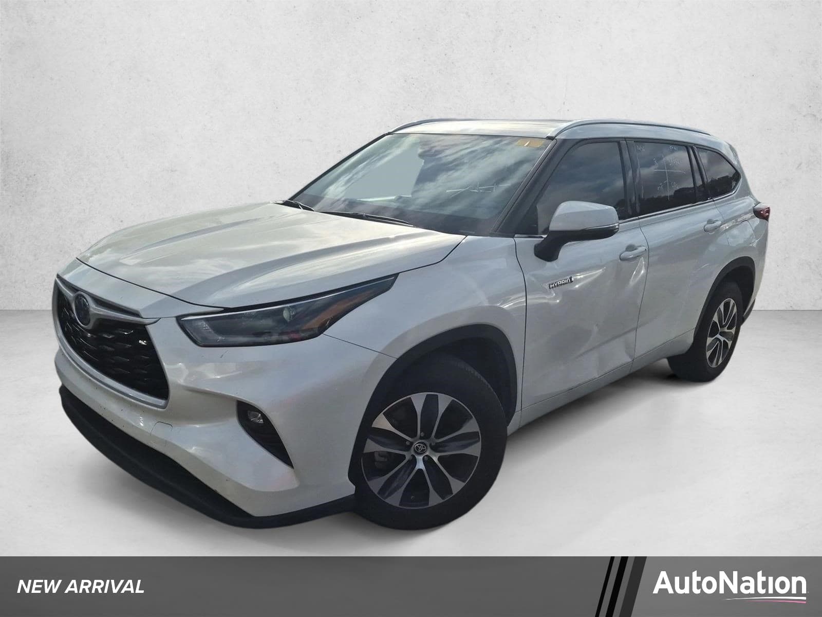 2021 Toyota Highlander Hybrid XLE — photo 1 of 16