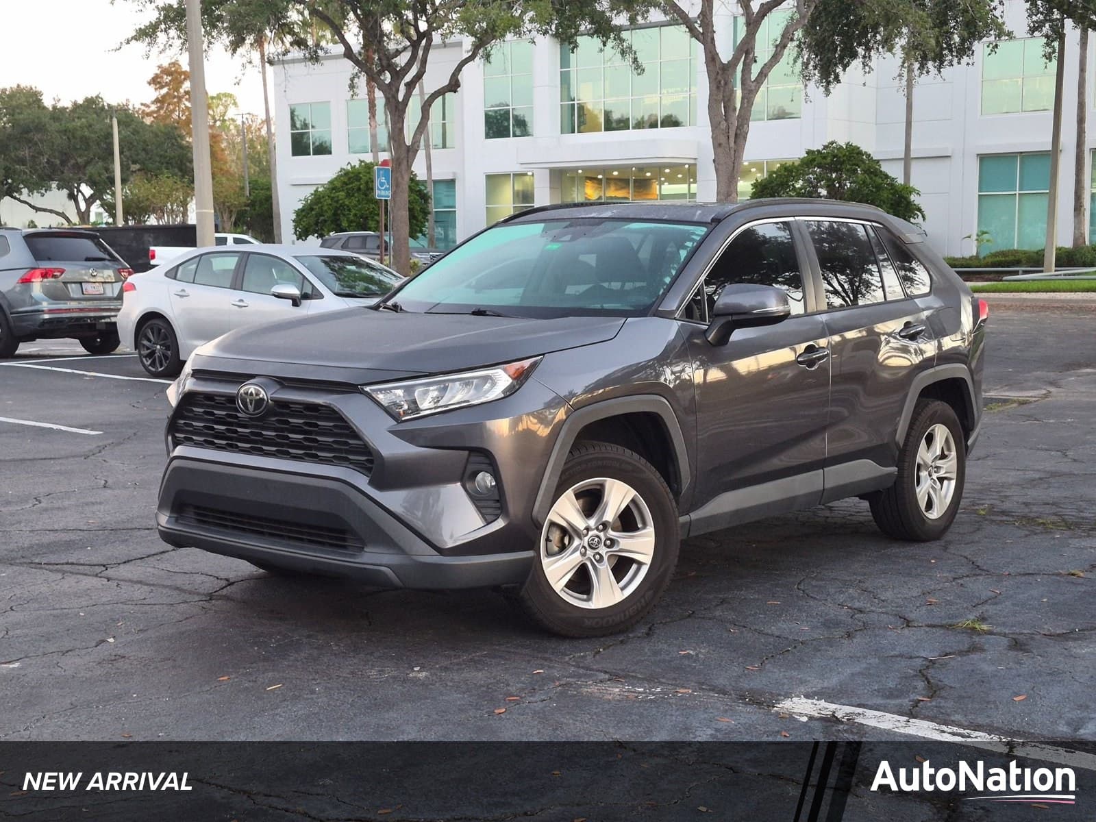 2020 Toyota RAV4 XLE — photo 1 of 15