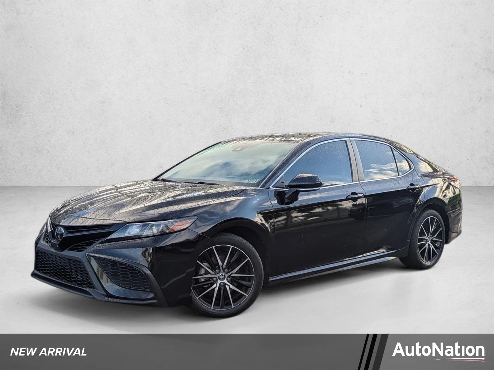 2024 Toyota Camry SE — photo 1 of 15