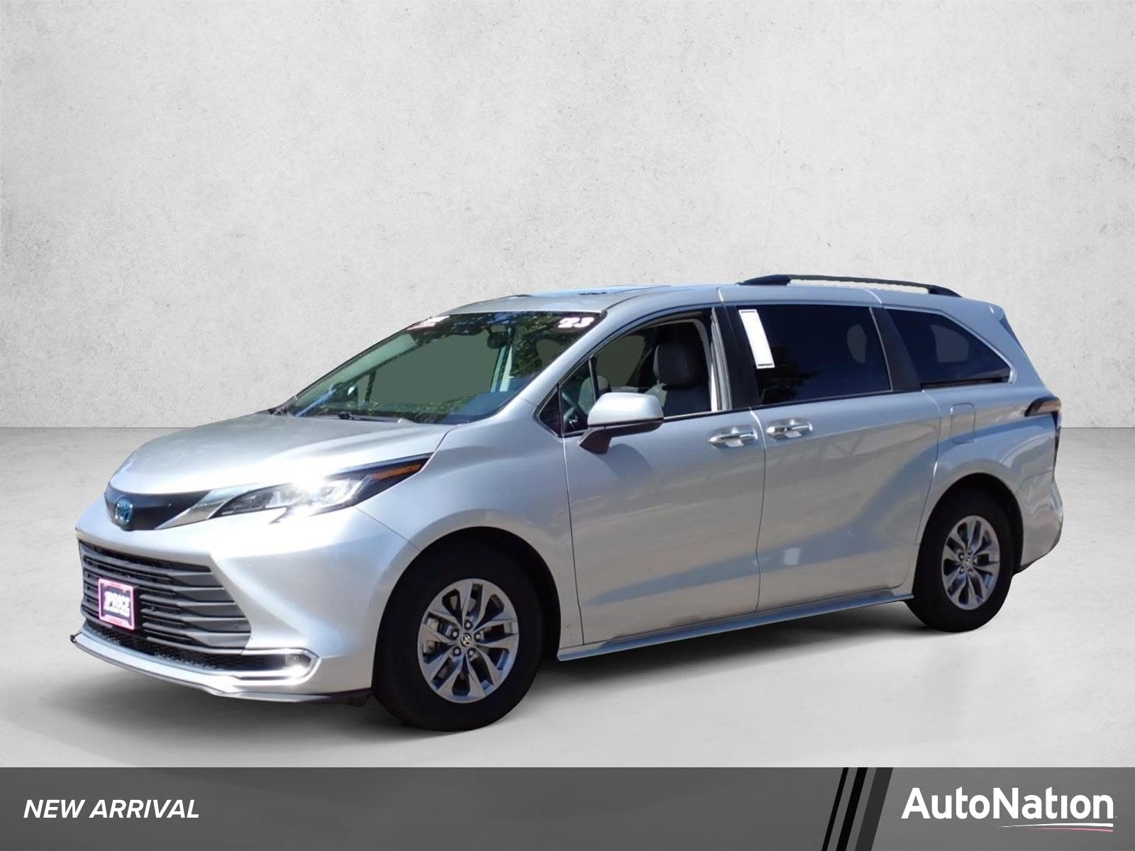 2023 Toyota Sienna XLE — photo 1 of 28