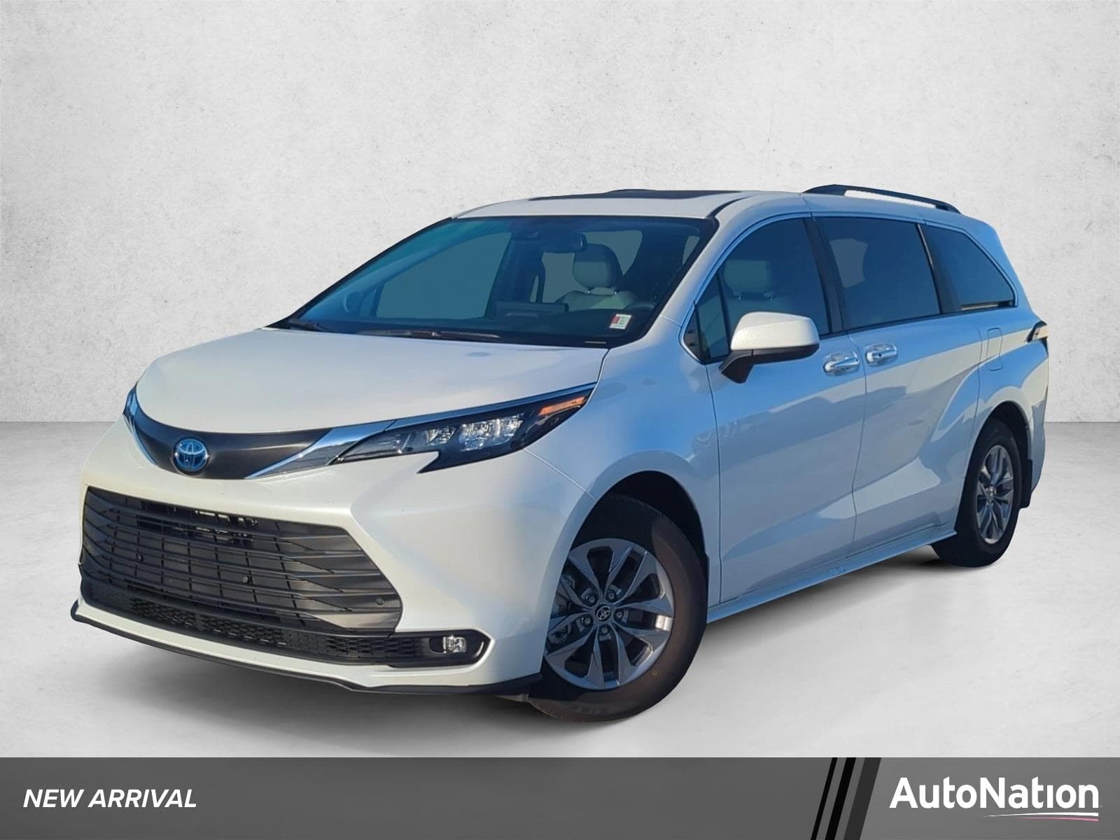 2025 Toyota Sienna XLE — photo 1 of 27