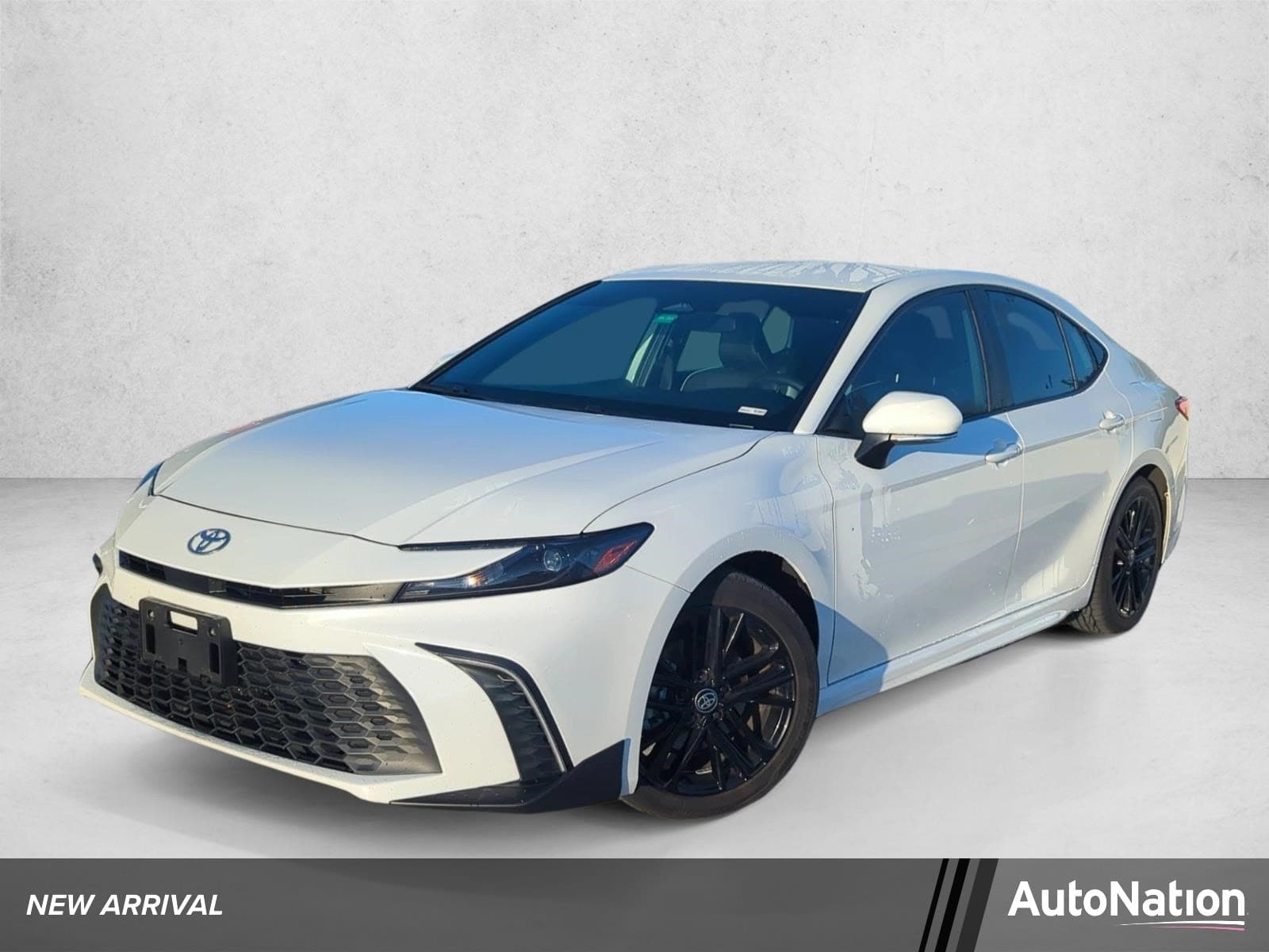 2025 Toyota Camry SE — photo 1 of 28