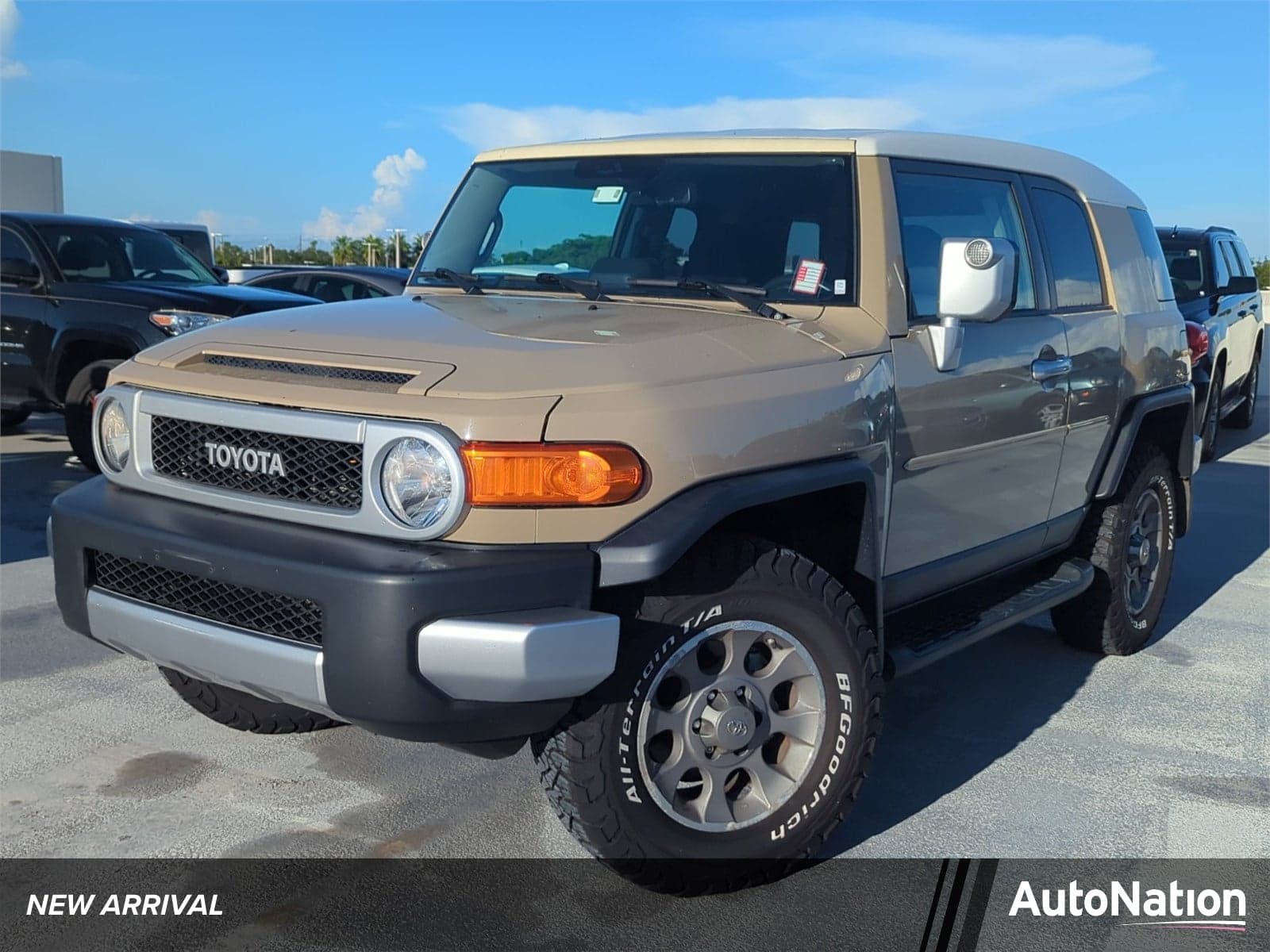 2011 Toyota FJ Cruiser Base — photo 1 of 18