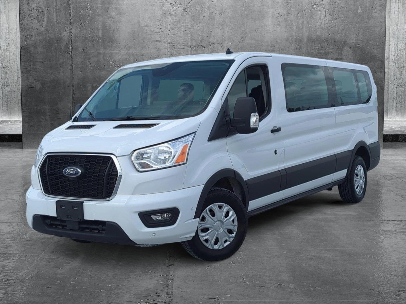 Foto de 2022 Ford Transit-350 Passenger 
